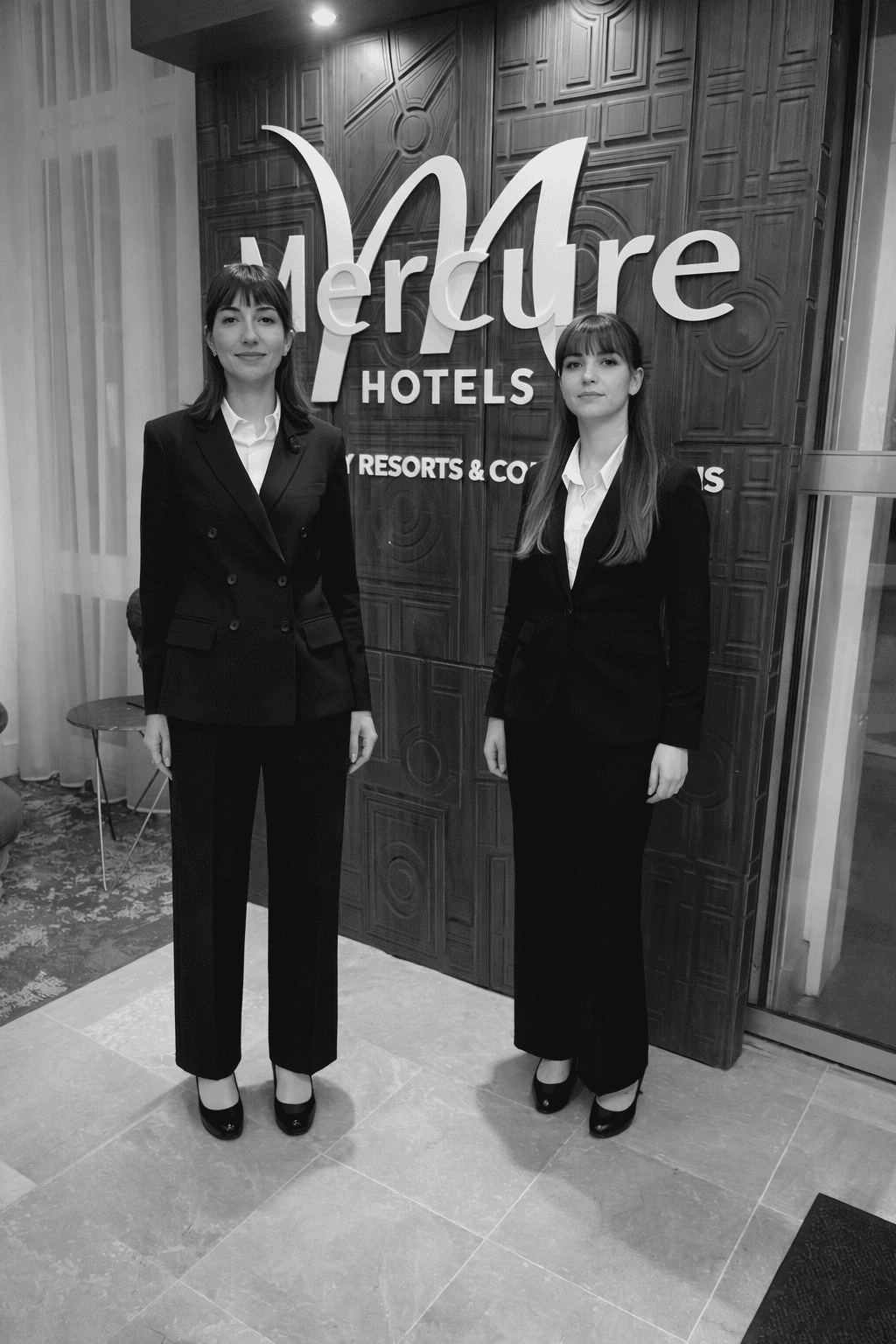 L’art de l’accueil événementiel en hôtel avec des hôtesses devant le logo Mercure Hôtel lors d’une mission professionnelle