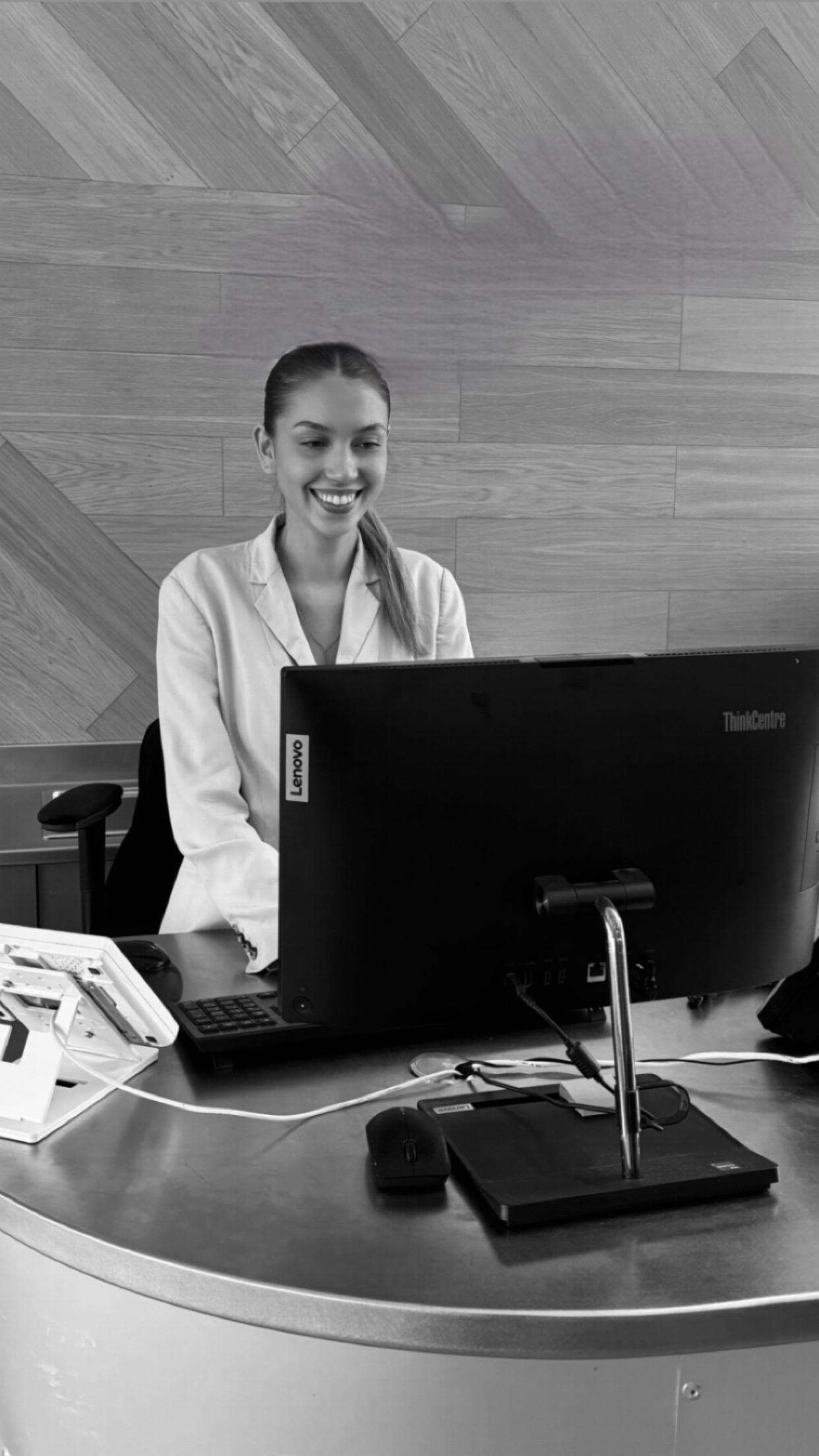 Hôtesses d’accueil événementiel à Paris en poste à un comptoir d’accueil lors d’un événement professionnel