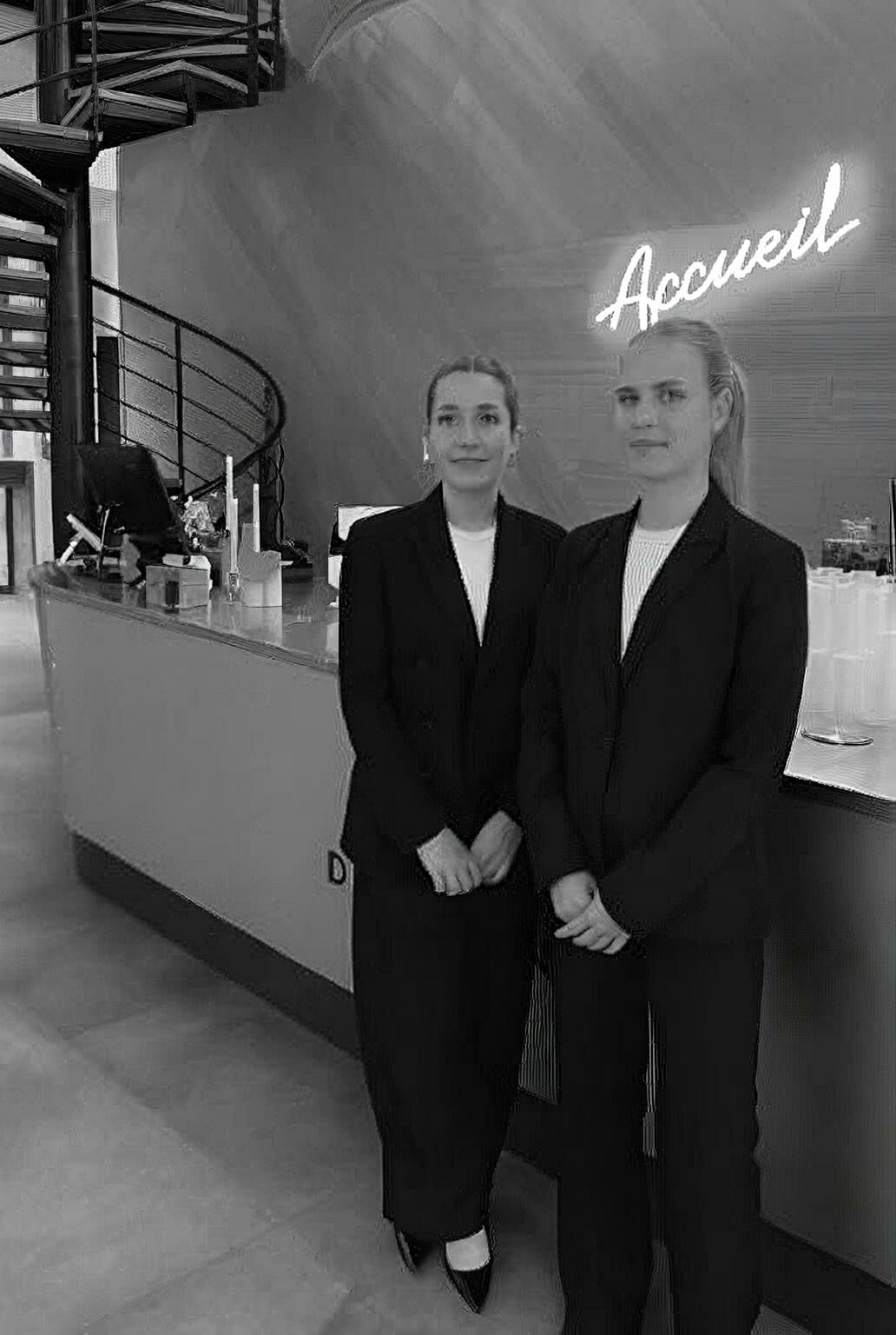Hôtesses d’accueil événementiel à Paris en poste à un comptoir d’accueil lors d’un événement professionnel