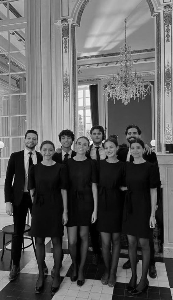 hôtes et hôtesses d’accueil professionnels souriants prêts à accueillir des visiteurs