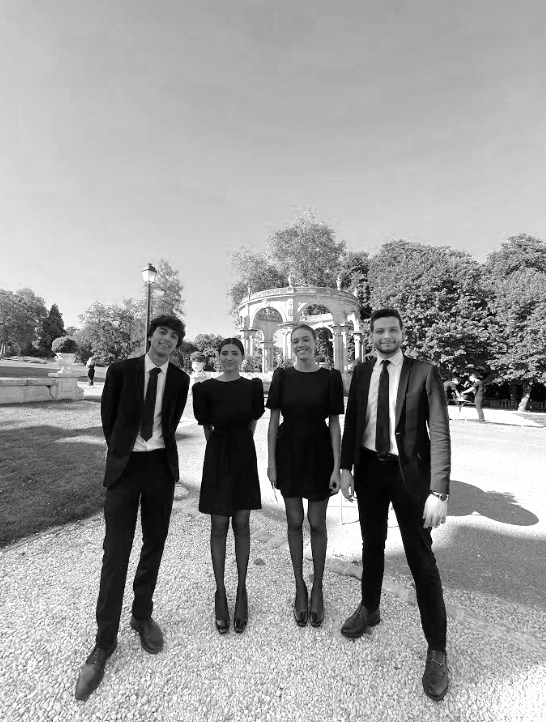Équipe d’hôtes et hôtesses d’accueil événementiel à Paris souriants lors d’une mission professionnelle